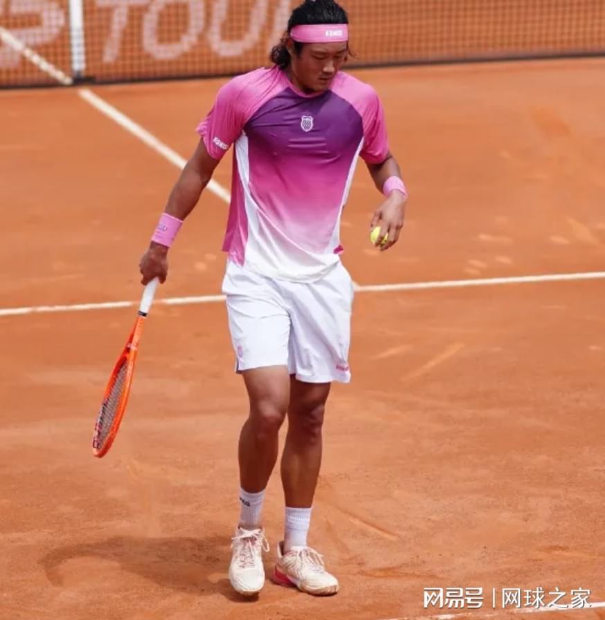开云体育下载-张之臻错失赛点遭逆转止步罗马首轮，15岁中国天才少女惊艳成人赛